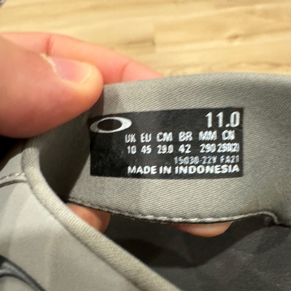 Men’s Oakley size 11 Thong sandals grey and black like new Super Coil 2.0 - Picture 3 of 5